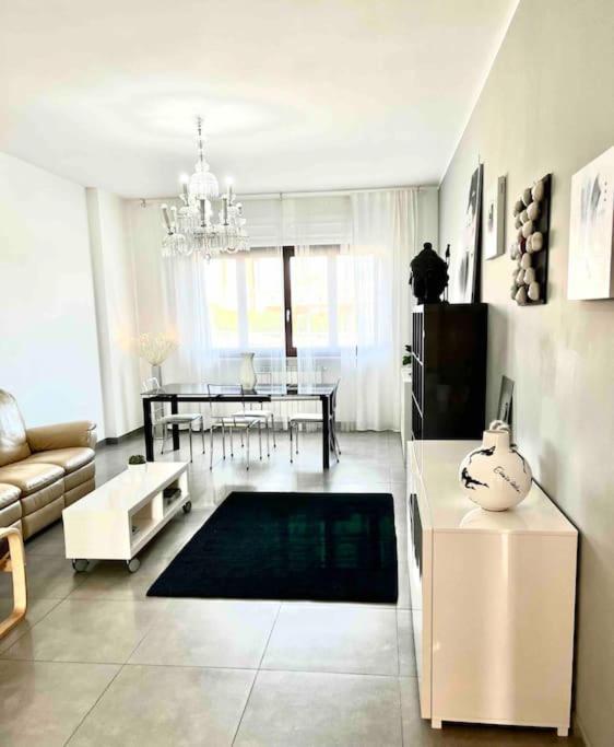 Sun-Kissed Seaside Retreat: Your Pescara Getaway Экстерьер фото
